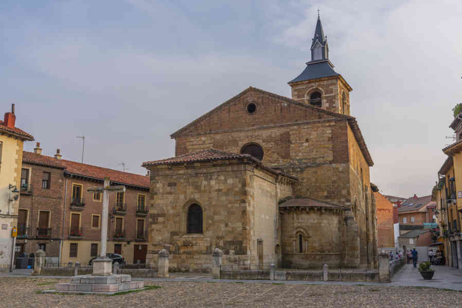 León 056 - iglesia de Nuestra Señora del Mercado.jpg